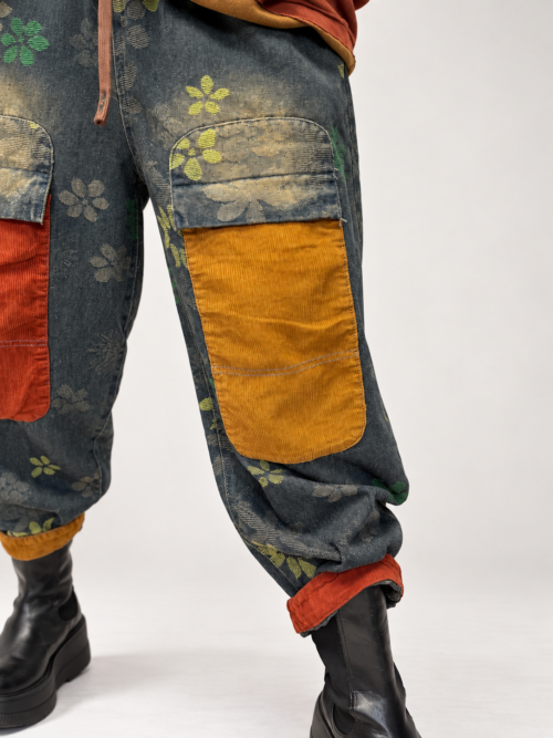 - Spodnie patchwork jeans i sztruks damskie - Spodnie damskie z kontrastowymi kieszeniami - Luźne spodnie patchwork damskie - Spodnie jeansowe ze sztruksowymi elementami - Spodnie z kwiatowym wzorem Butik Madzia Fashion
