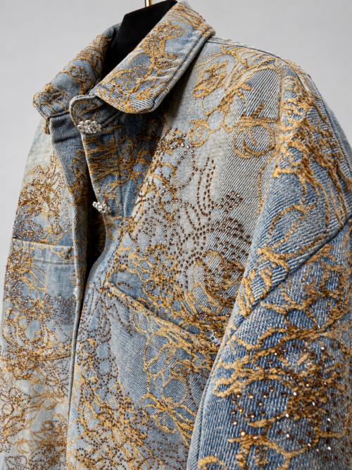 koszula jeansowa damska z florystycznymi zdobieniami koszula jeansowa z haftem i połyskującymi detalami damska koszula denim z ozdobnymi guzikami koszula jeansowa z dekoracyjnym wzorem kwiatowym jeansowa koszula damska z kieszeniami zdobiona koszula jeansowa damska detal koszula denim z biżuteryjnymi zdobieniami ozdobna koszula jeansowa Butik Madzia Fashion