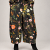 spodnie kwiatowe WENDY TRENDY spodnie damskie w kwiaty bawełniane spodnie damskie WENDY TRENDY szerokie spodnie damskie w kwiatowy print czarne spodnie damskie w kolorowe kwiaty spodnie WENDY TRENDY 100% bawełna