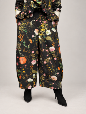 spodnie kwiatowe WENDY TRENDY spodnie damskie w kwiaty bawełniane spodnie damskie WENDY TRENDY szerokie spodnie damskie w kwiatowy print czarne spodnie damskie w kolorowe kwiaty spodnie WENDY TRENDY 100% bawełna