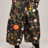 spodnie kwiatowe WENDY TRENDY spodnie damskie w kwiaty bawełniane spodnie damskie WENDY TRENDY szerokie spodnie damskie w kwiatowy print czarne spodnie damskie w kolorowe kwiaty spodnie WENDY TRENDY 100% bawełna