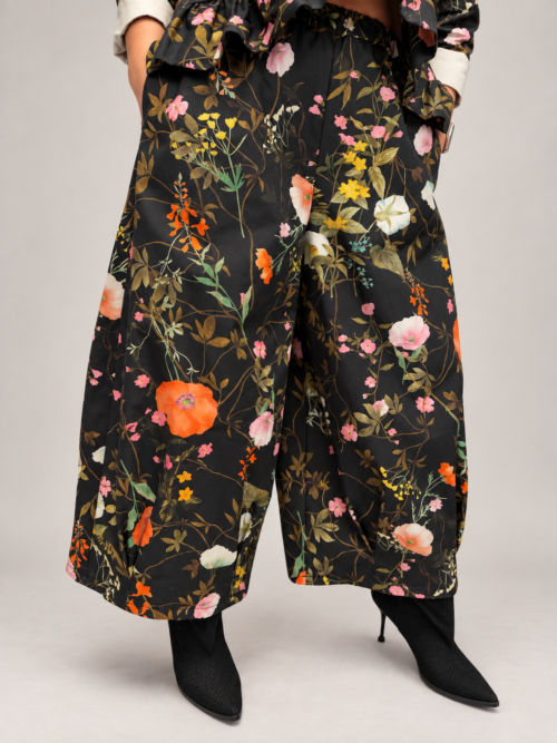spodnie kwiatowe WENDY TRENDY spodnie damskie w kwiaty bawełniane spodnie damskie WENDY TRENDY szerokie spodnie damskie w kwiatowy print czarne spodnie damskie w kolorowe kwiaty spodnie WENDY TRENDY 100% bawełna