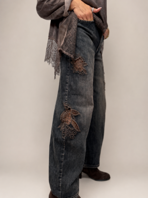 Spodnie jeansowe dekatyzowane z gipiurową aplikacją