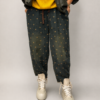 spodnie balloon jeansowe w misie damskie spodnie balloon z printem spodnie jeansowe z drobnym wzorem misie spodnie balloon z gumką w pasie ciemne spodnie jeansowe balloon damskie stylizacja ze spodniami balloon i swetrem spodnie balloon do sneakersów i ramoneski