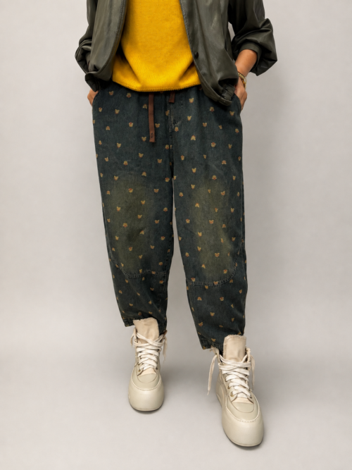 spodnie balloon jeansowe w misie damskie spodnie balloon z printem spodnie jeansowe z drobnym wzorem misie spodnie balloon z gumką w pasie ciemne spodnie jeansowe balloon damskie stylizacja ze spodniami balloon i swetrem spodnie balloon do sneakersów i ramoneski