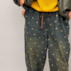 spodnie balloon jeansowe w misie damskie spodnie balloon z printem spodnie jeansowe z drobnym wzorem misie spodnie balloon z gumką w pasie ciemne spodnie jeansowe balloon damskie stylizacja ze spodniami balloon i swetrem spodnie balloon do sneakersów i ramoneski