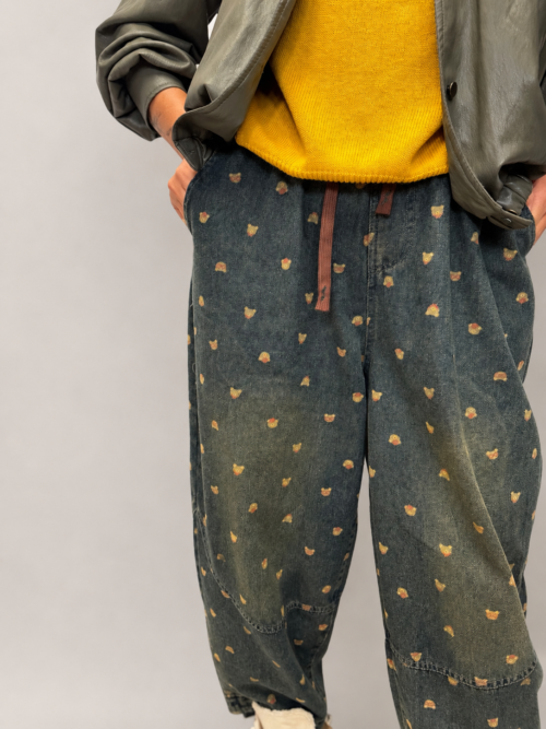 spodnie balloon jeansowe w misie damskie spodnie balloon z printem spodnie jeansowe z drobnym wzorem misie spodnie balloon z gumką w pasie ciemne spodnie jeansowe balloon damskie stylizacja ze spodniami balloon i swetrem spodnie balloon do sneakersów i ramoneski