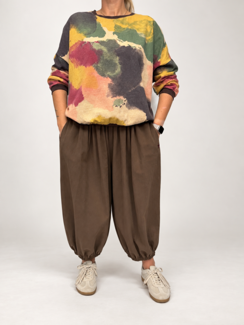 Bluza bawełniana damska z kolorowym wzorem Kolorowa bluza damska z czekoladową lamówką Bluza bawełniana oversize w artystyczny wzór Bluza damska z bawełny pętelkowej Modowa bluza damska w jesiennych kolorach Bluza Art Color Butik Madzia Fashion