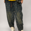 spodnie balloon jeansowe w misie damskie spodnie balloon z printem spodnie jeansowe z drobnym wzorem misie spodnie balloon z gumką w pasie ciemne spodnie jeansowe balloon damskie stylizacja ze spodniami balloon i swetrem spodnie balloon do sneakersów i ramoneski