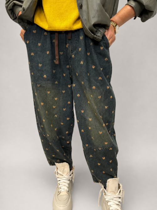 spodnie balloon jeansowe w misie damskie spodnie balloon z printem spodnie jeansowe z drobnym wzorem misie spodnie balloon z gumką w pasie ciemne spodnie jeansowe balloon damskie stylizacja ze spodniami balloon i swetrem spodnie balloon do sneakersów i ramoneski