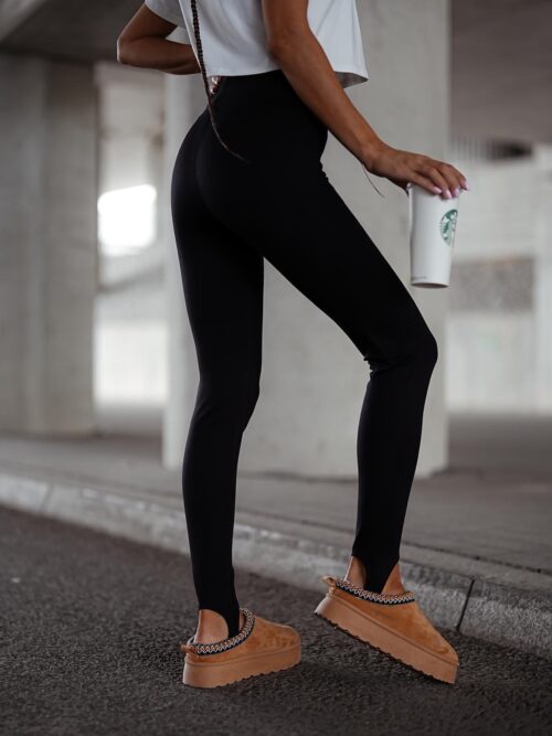 legginsy z wysokim stanem i stopką damskie legginsy ze stopką legginsy modelujące sylwetkę elastyczne legginsy damskie Made in Poland legginsy do marynarki i mokasynów gładkie legginsy damskie z wysokim stanem legginsy damskie do codziennych stylizacji wygodne legginsy z dopasowanym krojem