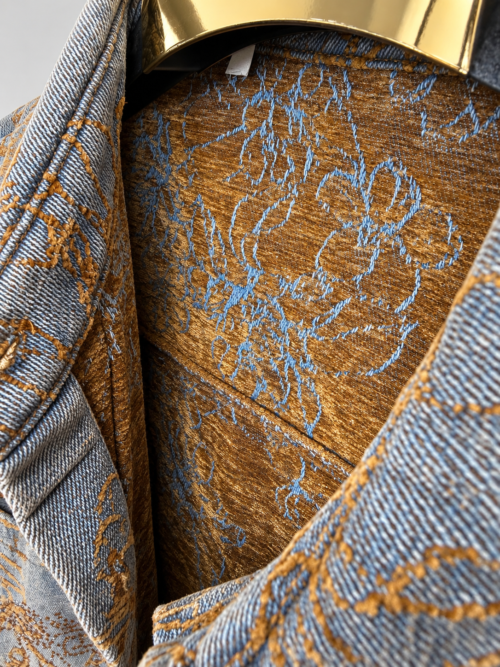 koszula jeansowa damska z florystycznymi zdobieniami koszula jeansowa z haftem i połyskującymi detalami damska koszula denim z ozdobnymi guzikami koszula jeansowa z dekoracyjnym wzorem kwiatowym jeansowa koszula damska z kieszeniami zdobiona koszula jeansowa damska detal koszula denim z biżuteryjnymi zdobieniami ozdobna koszula jeansowa Butik Madzia Fashion