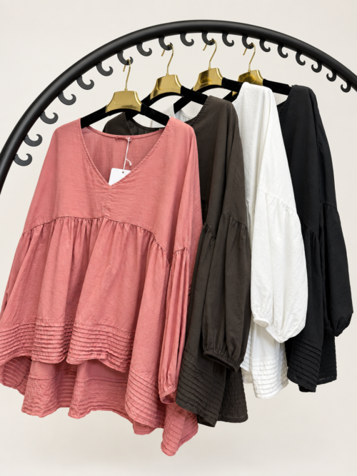 - Czekoladowa koszula Mgiełka oversize z dekoltem w serek - Koszula Mgiełka oversize w kolorze bladego różu - Biała koszula Mgiełka oversize z dekoltem w serek - Czarna koszula Mgiełka oversize z dekoltem w serek