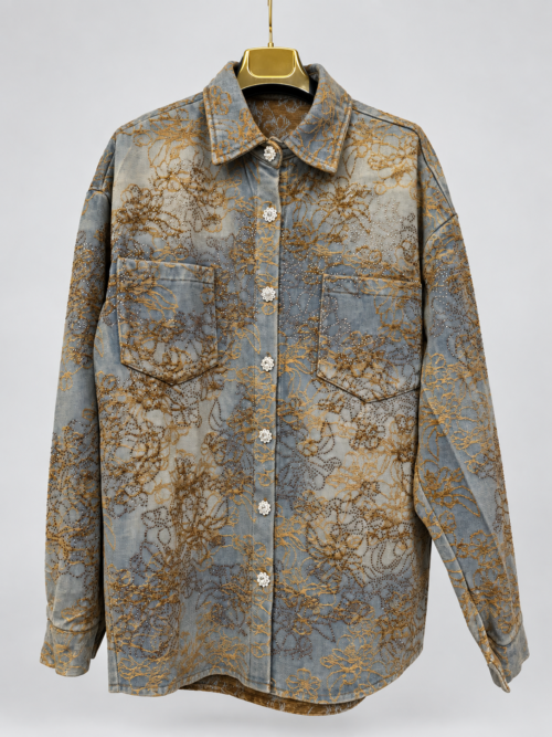 koszula jeansowa damska z florystycznymi zdobieniami koszula jeansowa z haftem i połyskującymi detalami damska koszula denim z ozdobnymi guzikami koszula jeansowa z dekoracyjnym wzorem kwiatowym jeansowa koszula damska z kieszeniami zdobiona koszula jeansowa damska detal koszula denim z biżuteryjnymi zdobieniami ozdobna koszula jeansowa Butik Madzia Fashion