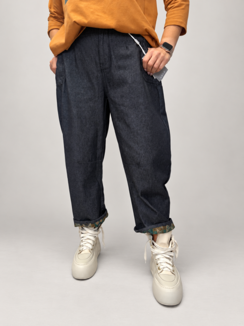 Spodnie BURRO Denim Jeans damskie Jeansowe spodnie BURRO damskie Spodnie BURRO z ozdobnym podszyciem nogawek Denimowe spodnie damskie z wywijaną nogawką Spodnie jeans BURRO luźny fason Spodnie BURRO Denim Butik Madzia Fashion