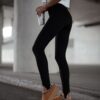 legginsy z wysokim stanem i stopką damskie legginsy ze stopką legginsy modelujące sylwetkę elastyczne legginsy damskie Made in Poland legginsy do marynarki i mokasynów gładkie legginsy damskie z wysokim stanem legginsy damskie do codziennych stylizacji wygodne legginsy z dopasowanym krojem