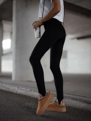 legginsy z wysokim stanem i stopką damskie legginsy ze stopką legginsy modelujące sylwetkę elastyczne legginsy damskie Made in Poland legginsy do marynarki i mokasynów gładkie legginsy damskie z wysokim stanem legginsy damskie do codziennych stylizacji wygodne legginsy z dopasowanym krojem