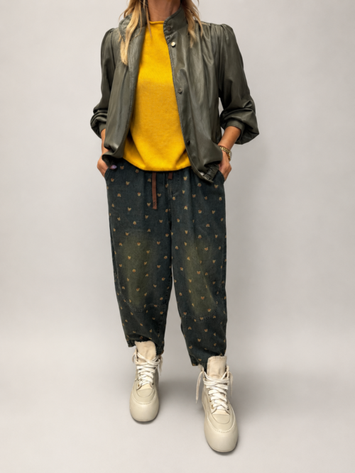 spodnie balloon jeansowe w misie damskie spodnie balloon z printem spodnie jeansowe z drobnym wzorem misie spodnie balloon z gumką w pasie ciemne spodnie jeansowe balloon damskie stylizacja ze spodniami balloon i swetrem spodnie balloon do sneakersów i ramoneski