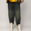 spodnie balloon jeansowe w misie damskie spodnie balloon z printem spodnie jeansowe z drobnym wzorem misie spodnie balloon z gumką w pasie ciemne spodnie jeansowe balloon damskie stylizacja ze spodniami balloon i swetrem spodnie balloon do sneakersów i ramoneski