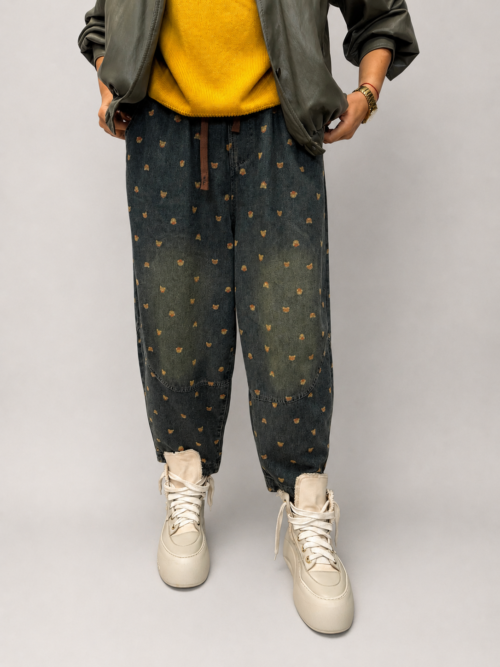 spodnie balloon jeansowe w misie damskie spodnie balloon z printem spodnie jeansowe z drobnym wzorem misie spodnie balloon z gumką w pasie ciemne spodnie jeansowe balloon damskie stylizacja ze spodniami balloon i swetrem spodnie balloon do sneakersów i ramoneski
