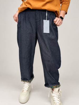 Spodnie BURRO Denim Jeans damskie Jeansowe spodnie BURRO damskie Spodnie BURRO z ozdobnym podszyciem nogawek Denimowe spodnie damskie z wywijaną nogawką Spodnie jeans BURRO luźny fason Spodnie BURRO Denim Butik Madzia Fashion