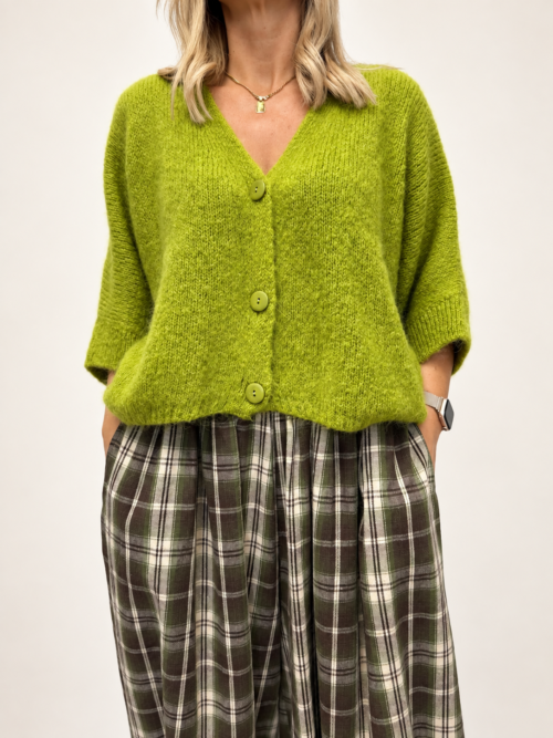 - sweter moherowy damski na guziki - zielony sweter z moherem damski - puszysty sweter damski oversize - sweter moherowy z dekoltem V - damski sweter na guziki luźny fason - sweter z moherem Butik Madzia Fashion