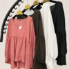 - Czekoladowa koszula Mgiełka oversize z dekoltem w serek - Koszula Mgiełka oversize w kolorze bladego różu - Biała koszula Mgiełka oversize z dekoltem w serek - Czarna koszula Mgiełka oversize z dekoltem w serek