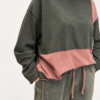 Bluza JOY Patchwork bawełniana Bawełniana bluza damska JOY Bluza damska z bawełny pętelkowej Bluza JOY w luźnym fasonie Patchworkowa bluza damska JOY Bluza damska z dekoracyjną aplikacją Bawełniana bluza oversize JOY