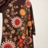 - Płaszcz kimono w kwiaty damski - Długi płaszcz kimono w kwiatowy wzór - Płaszcz kimono z podszewką w paski - Damski płaszcz kwiatowy rozmiar uniwersalny - Płaszcz kimono damski stylizacja - Długi płaszcz w kwiaty Butik Madzia Fashion - Płaszcz kimono z podwiniętym rękawem