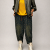 spodnie balloon jeansowe w misie damskie spodnie balloon z printem spodnie jeansowe z drobnym wzorem misie spodnie balloon z gumką w pasie ciemne spodnie jeansowe balloon damskie stylizacja ze spodniami balloon i swetrem spodnie balloon do sneakersów i ramoneski