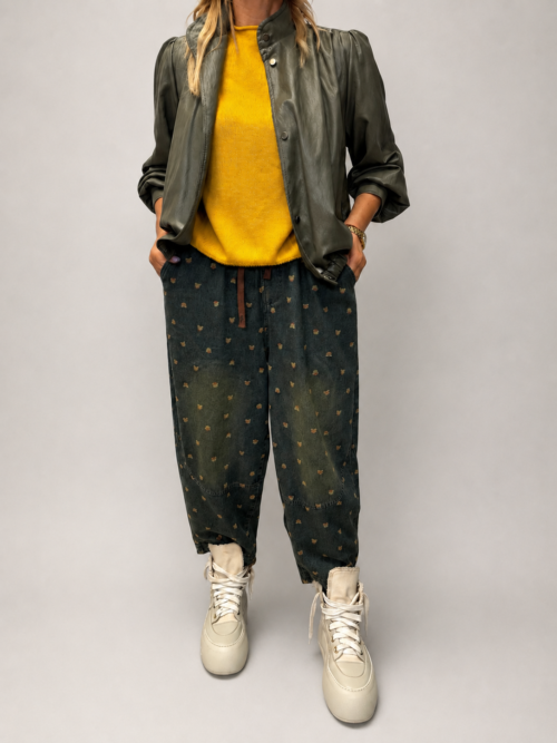 spodnie balloon jeansowe w misie damskie spodnie balloon z printem spodnie jeansowe z drobnym wzorem misie spodnie balloon z gumką w pasie ciemne spodnie jeansowe balloon damskie stylizacja ze spodniami balloon i swetrem spodnie balloon do sneakersów i ramoneski