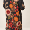 - Płaszcz kimono w kwiaty damski - Długi płaszcz kimono w kwiatowy wzór - Płaszcz kimono z podszewką w paski - Damski płaszcz kwiatowy rozmiar uniwersalny - Płaszcz kimono damski stylizacja - Długi płaszcz w kwiaty Butik Madzia Fashion - Płaszcz kimono z podwiniętym rękawem