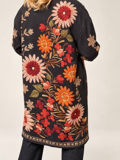- Płaszcz kimono w kwiaty damski - Długi płaszcz kimono w kwiatowy wzór - Płaszcz kimono z podszewką w paski - Damski płaszcz kwiatowy rozmiar uniwersalny - Płaszcz kimono damski stylizacja - Długi płaszcz w kwiaty Butik Madzia Fashion - Płaszcz kimono z podwiniętym rękawem