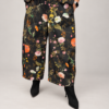 spodnie kwiatowe WENDY TRENDY spodnie damskie w kwiaty bawełniane spodnie damskie WENDY TRENDY szerokie spodnie damskie w kwiatowy print czarne spodnie damskie w kolorowe kwiaty spodnie WENDY TRENDY 100% bawełna