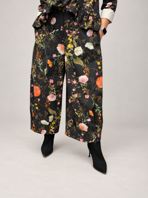 spodnie kwiatowe WENDY TRENDY spodnie damskie w kwiaty bawełniane spodnie damskie WENDY TRENDY szerokie spodnie damskie w kwiatowy print czarne spodnie damskie w kolorowe kwiaty spodnie WENDY TRENDY 100% bawełna
