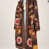 - Płaszcz kimono w kwiaty damski - Długi płaszcz kimono w kwiatowy wzór - Płaszcz kimono z podszewką w paski - Damski płaszcz kwiatowy rozmiar uniwersalny - Płaszcz kimono damski stylizacja - Długi płaszcz w kwiaty Butik Madzia Fashion - Płaszcz kimono z podwiniętym rękawem
