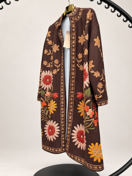 - Płaszcz kimono w kwiaty damski - Długi płaszcz kimono w kwiatowy wzór - Płaszcz kimono z podszewką w paski - Damski płaszcz kwiatowy rozmiar uniwersalny - Płaszcz kimono damski stylizacja - Długi płaszcz w kwiaty Butik Madzia Fashion - Płaszcz kimono z podwiniętym rękawem