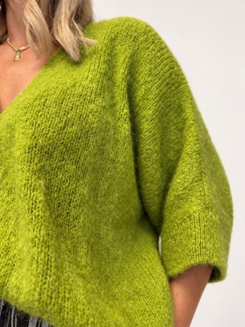 - sweter moherowy damski na guziki - zielony sweter z moherem damski - puszysty sweter damski oversize - sweter moherowy z dekoltem V - damski sweter na guziki luźny fason - sweter z moherem Butik Madzia Fashion