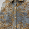 koszula jeansowa damska z florystycznymi zdobieniami koszula jeansowa z haftem i połyskującymi detalami damska koszula denim z ozdobnymi guzikami koszula jeansowa z dekoracyjnym wzorem kwiatowym jeansowa koszula damska z kieszeniami zdobiona koszula jeansowa damska detal koszula denim z biżuteryjnymi zdobieniami ozdobna koszula jeansowa Butik Madzia Fashion