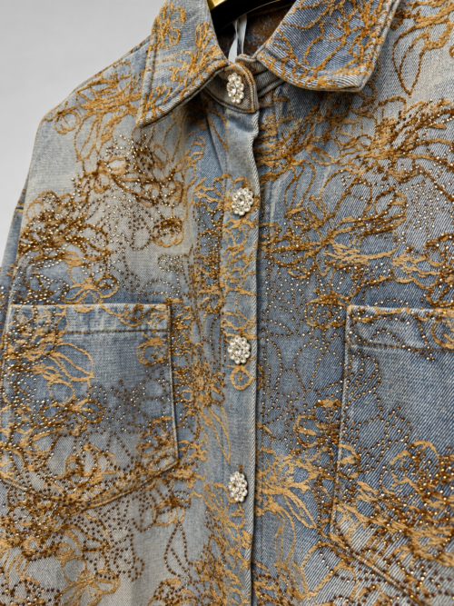koszula jeansowa damska z florystycznymi zdobieniami koszula jeansowa z haftem i połyskującymi detalami damska koszula denim z ozdobnymi guzikami koszula jeansowa z dekoracyjnym wzorem kwiatowym jeansowa koszula damska z kieszeniami zdobiona koszula jeansowa damska detal koszula denim z biżuteryjnymi zdobieniami ozdobna koszula jeansowa Butik Madzia Fashion