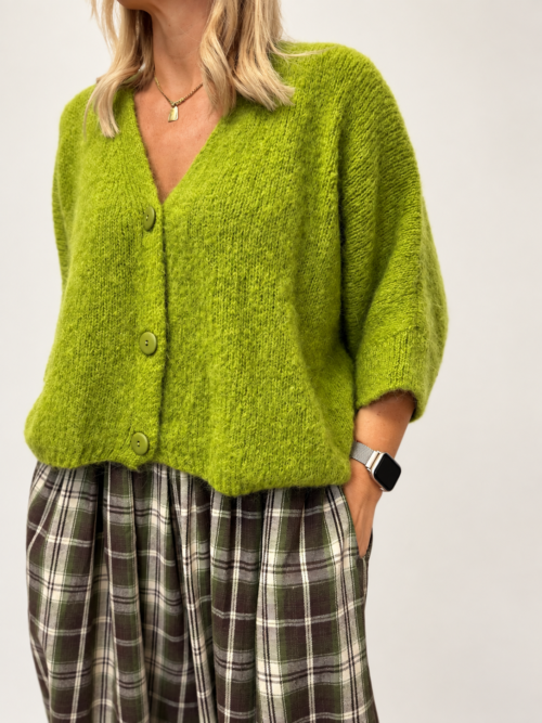 - sweter moherowy damski na guziki - zielony sweter z moherem damski - puszysty sweter damski oversize - sweter moherowy z dekoltem V - damski sweter na guziki luźny fason - sweter z moherem Butik Madzia Fashion