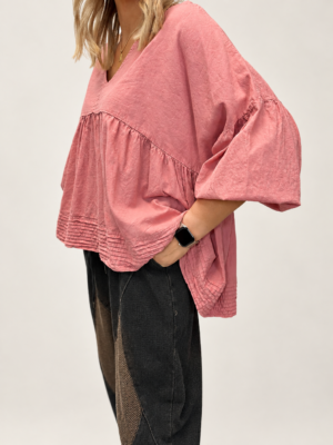 - Czekoladowa koszula Mgiełka oversize z dekoltem w serek - Koszula Mgiełka oversize w kolorze bladego różu - Biała koszula Mgiełka oversize z dekoltem w serek - Czarna koszula Mgiełka oversize z dekoltem w serek