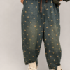 spodnie balloon jeansowe w misie damskie spodnie balloon z printem spodnie jeansowe z drobnym wzorem misie spodnie balloon z gumką w pasie ciemne spodnie jeansowe balloon damskie stylizacja ze spodniami balloon i swetrem spodnie balloon do sneakersów i ramoneski