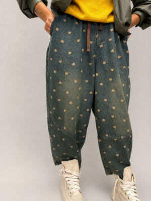 spodnie balloon jeansowe w misie damskie spodnie balloon z printem spodnie jeansowe z drobnym wzorem misie spodnie balloon z gumką w pasie ciemne spodnie jeansowe balloon damskie stylizacja ze spodniami balloon i swetrem spodnie balloon do sneakersów i ramoneski