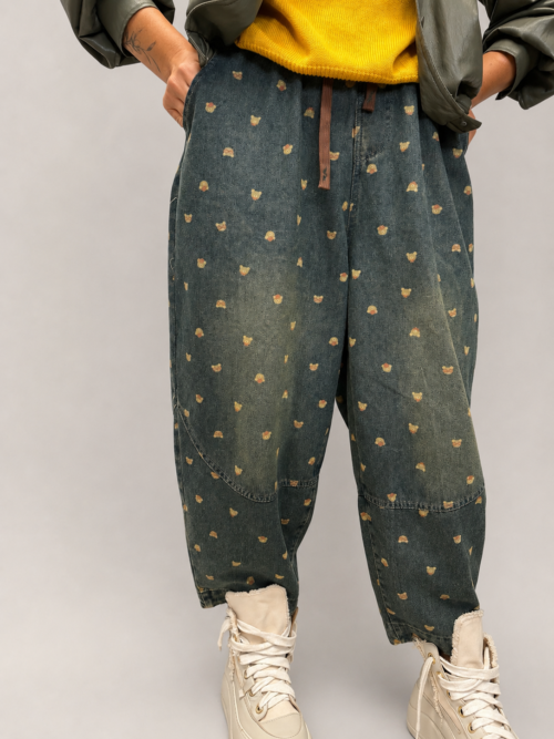 spodnie balloon jeansowe w misie damskie spodnie balloon z printem spodnie jeansowe z drobnym wzorem misie spodnie balloon z gumką w pasie ciemne spodnie jeansowe balloon damskie stylizacja ze spodniami balloon i swetrem spodnie balloon do sneakersów i ramoneski
