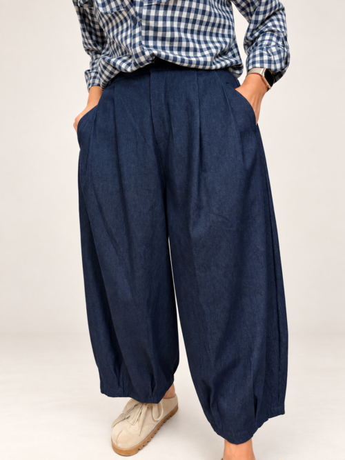 Spodnie jeansowe BURRO beczułka Jeansy damskie BURRO szeroka nogawka Spodnie denim BURRO z zaszewkami Jeansowe spodnie damskie typu beczułka Szerokie spodnie jeansowe BURRO Spodnie BURRO fason simbady beczułka