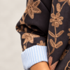 - Płaszcz kimono w kwiaty damski - Długi płaszcz kimono w kwiatowy wzór - Płaszcz kimono z podszewką w paski - Damski płaszcz kwiatowy rozmiar uniwersalny - Płaszcz kimono damski stylizacja - Długi płaszcz w kwiaty Butik Madzia Fashion - Płaszcz kimono z podwiniętym rękawem