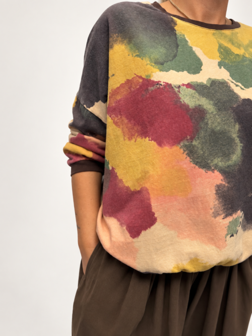 Bluza bawełniana damska z kolorowym wzorem Kolorowa bluza damska z czekoladową lamówką Bluza bawełniana oversize w artystyczny wzór Bluza damska z bawełny pętelkowej Modowa bluza damska w jesiennych kolorach Bluza Art Color Butik Madzia Fashion