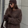 Sweter damski panterka z koronką Sweter panterka czekoladowo czarny Puszysty sweter damski w panterkę Sweter damski z koronkowym wykończeniem rękawów Luźny sweter panterka damski Sweter panterka w jesiennej stylizacji