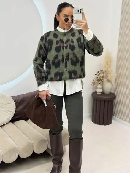 sweter panterka khaki damski sweter damski w panterkowy wzór sweter panterka khaki czarny czekoladowy damski sweter oversize panterka jesienny sweter panterka rozmiar uniwersalny sweter panterka Butik Madzia Fashion